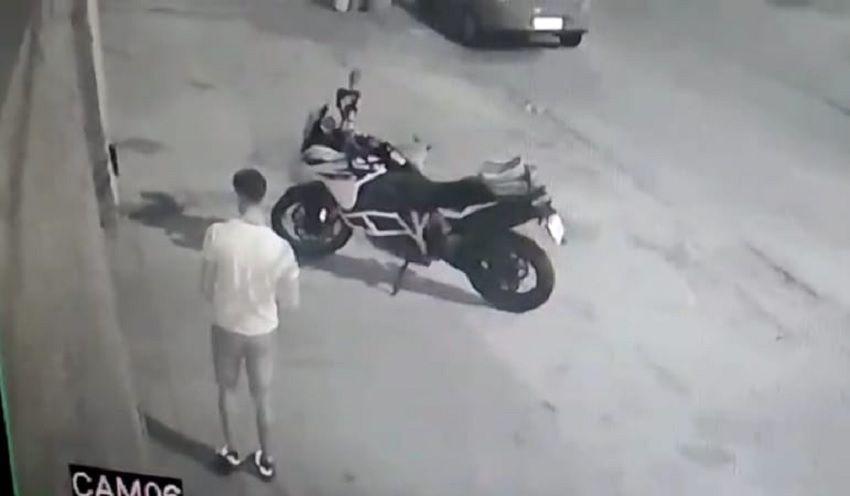 VIDEO  Dejoacute su moto sin traba y un sujeto se la llevoacute como si nada