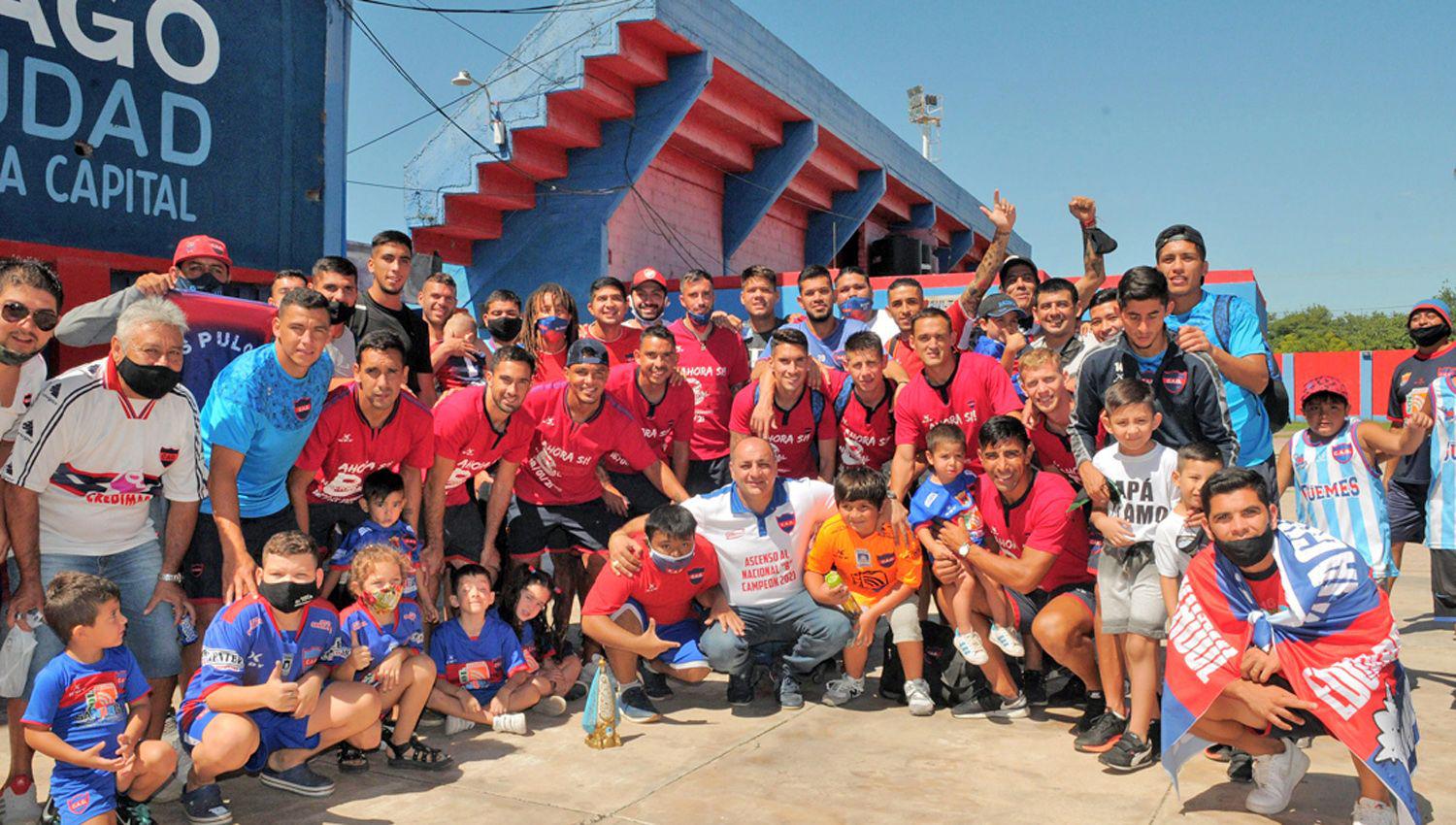 El campeoacuten Guumlemes llegoacute a Santiago y fue recibido por una multitud en ldquoLa Islardquo