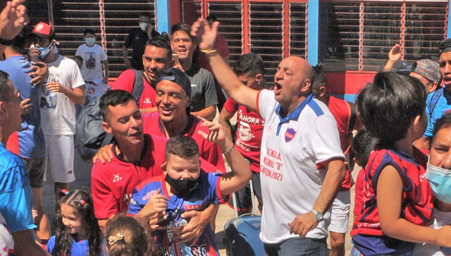 Makhoul celebró ayer en la llegada al club junto a los hinchas Güemes est� de fiesta