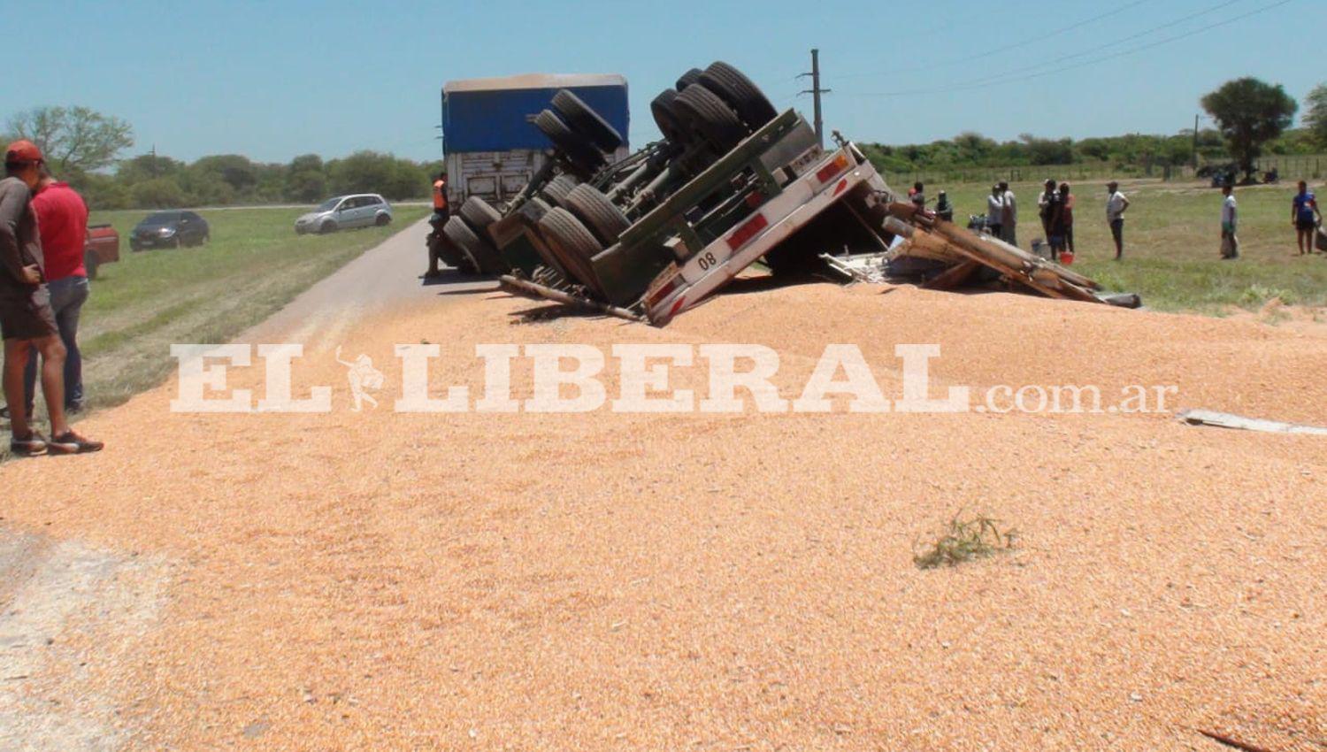 Antildeatuya- Volcoacute un acoplado cargado con maiacutez