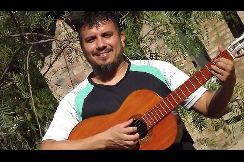 VIDEO  Diego Sayago muacutesico de la ciudad santiaguentildea de Fernaacutendez le rinde tributo a los pescadores con un emotivo escondido