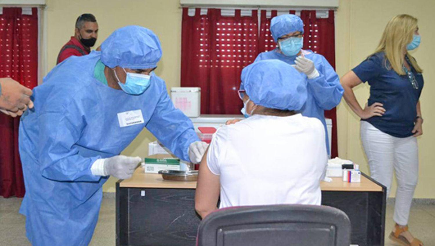Vacunaron contra  el Covid a personal del Hospital Zonal