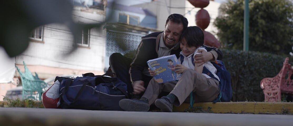 VIDEO  Isi Rojano el actor mexicano que se convirtioacute en un boxeador alcohoacutelico y le pelea a la vida en la miniserie ldquoTodo por nadardquo