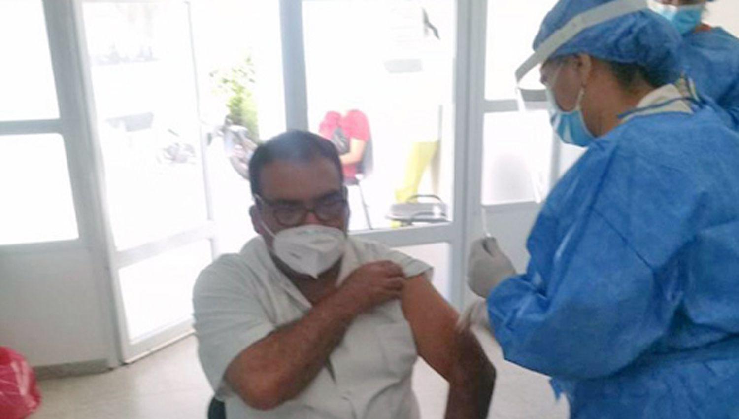 Se vacunoacute a personal del hospital de Los Juriacutees