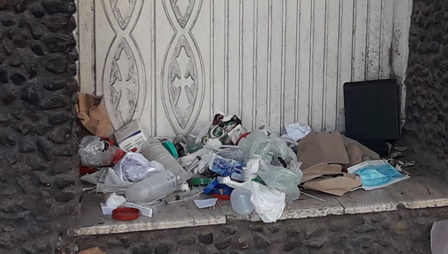VIDEO  Hallaron residuos patoloacutegicos de test de Covid-19 en la puerta de una casa y sanitizan el lugar