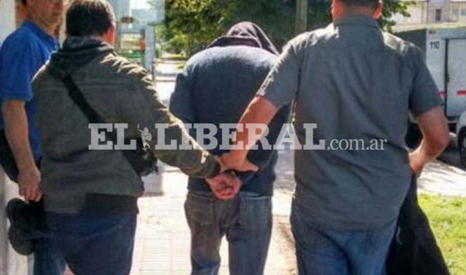 Detienen a un adolescente de 16 antildeos que le roboacute un celular a una joven y lo vendioacute en el barrio Reconquista