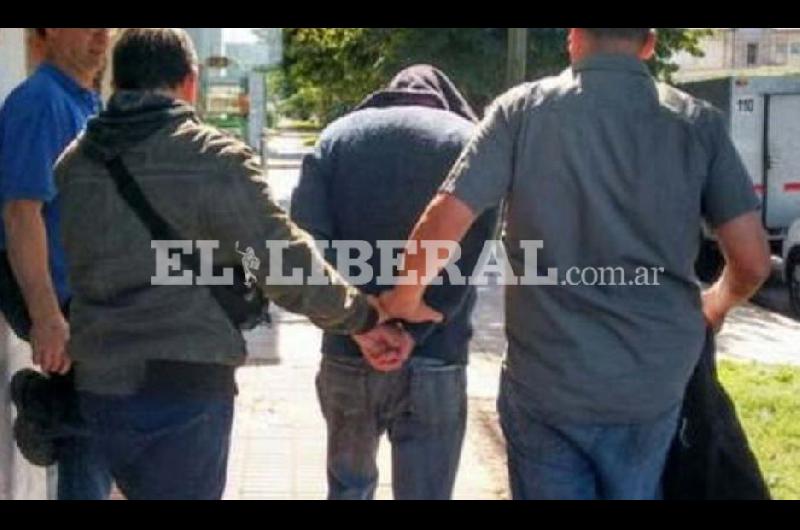 Detienen a un adolescente de 16 antildeos que le roboacute un celular a una joven y lo vendioacute en el barrio Reconquista