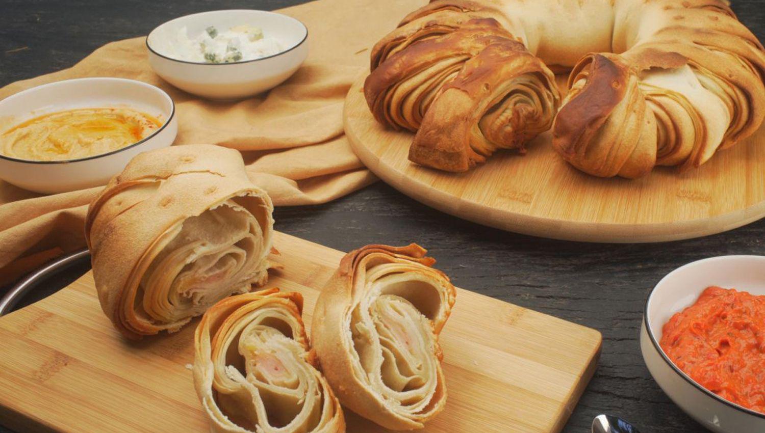 Pan relleno casero de campo a la parrilla y cremona- receta original de Roberto Petersen coacutemo hacer tortilla santiaguentildea a las brasas