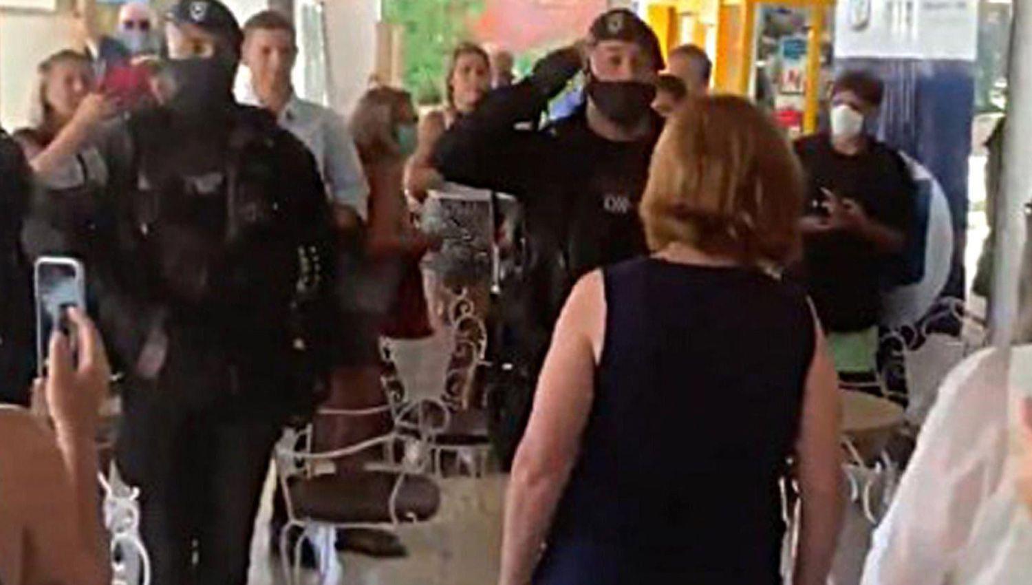 VIDEO  Patricia Bullrich recibioacute el saludo de policiacuteas en Villa Gesell pese a no tener cargo puacuteblico