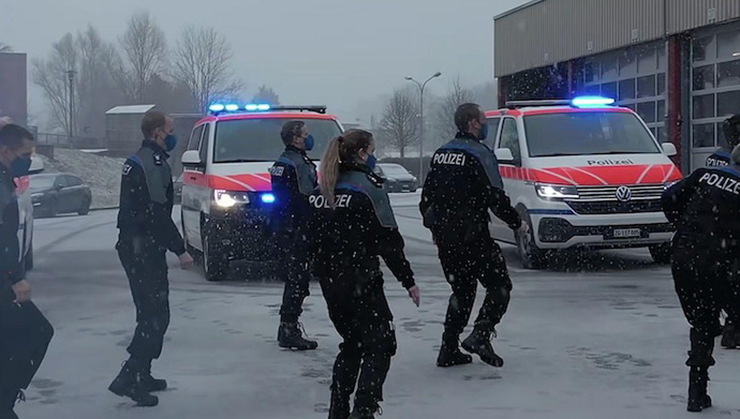 VIDEO  El llamativo baile viral de la Policiacutea de Suiza