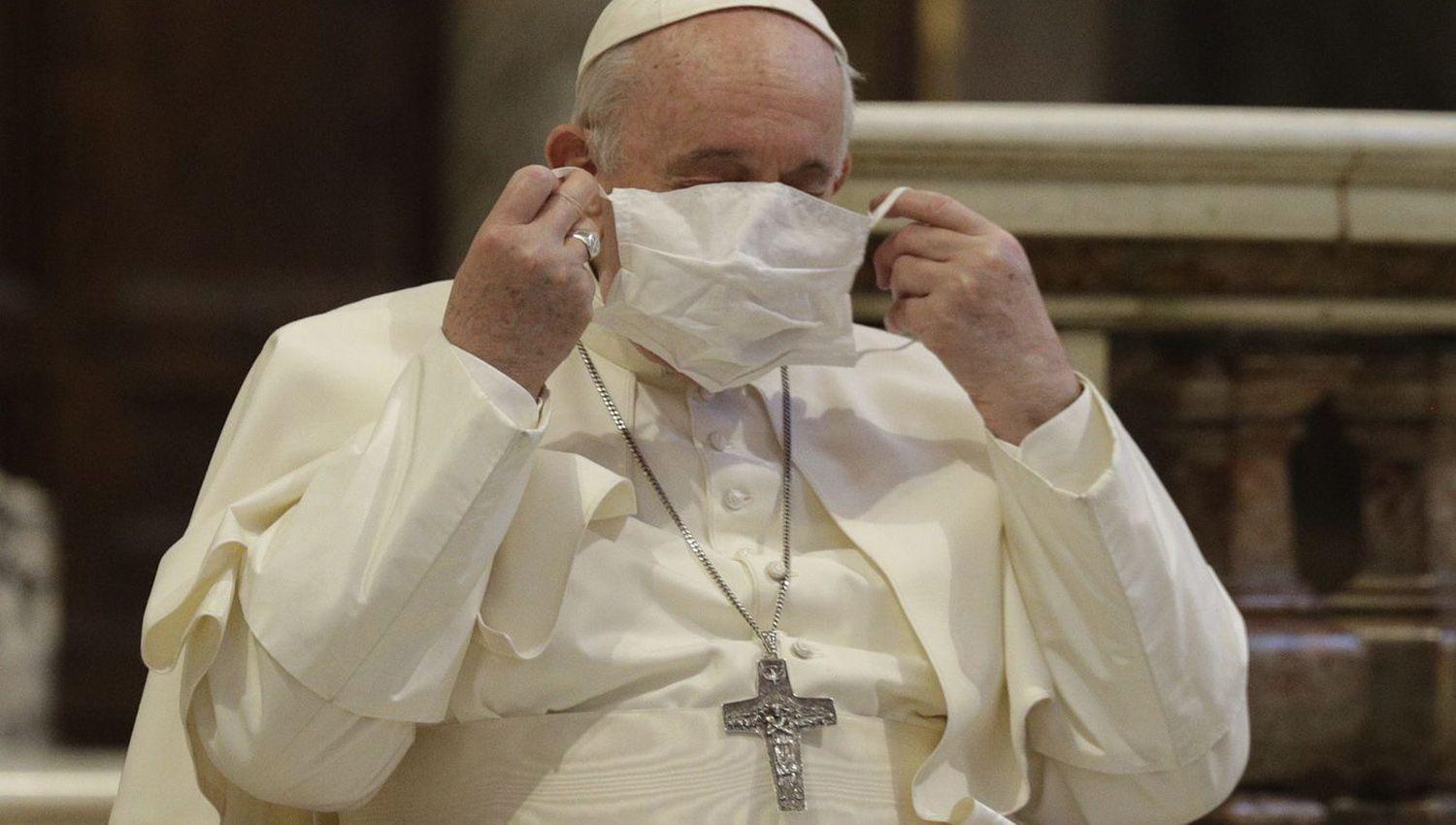 Por la ciaacutetica el Papa volvioacute a suspender celebraciones del domingo y el lunes