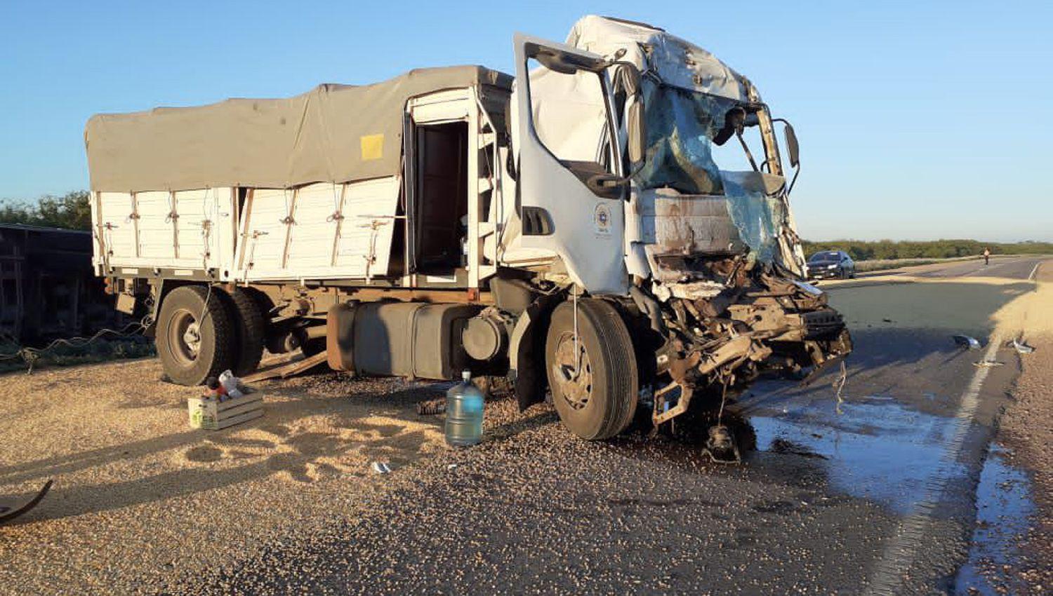 Dramaacutetico- camionero quedoacute atrapado entre los hierros tras brutal choque en la Ruta 34