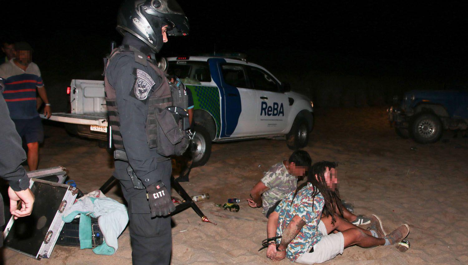 Desactivaron una fiesta con cerca de 2000 personas en una playa de La Costa