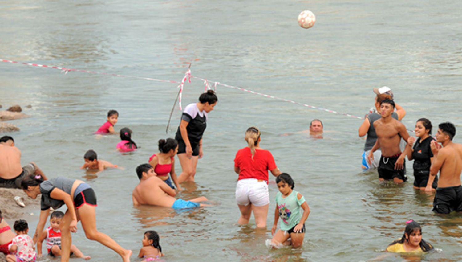 En el riacuteo Dulce los santiaguentildeos le hicieron frente al intenso calor