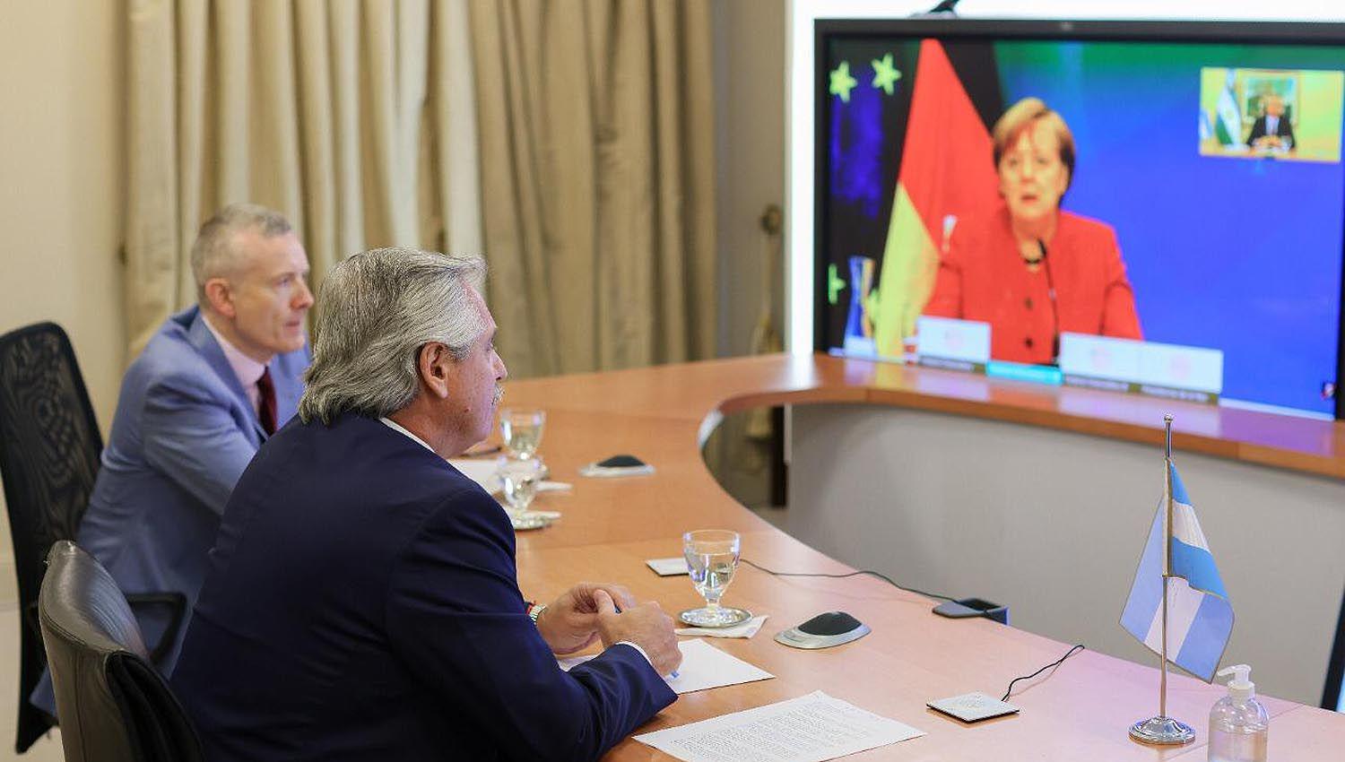 El presidente Fernaacutendez dialogoacute con la canciller alemana aacutengela Merkel