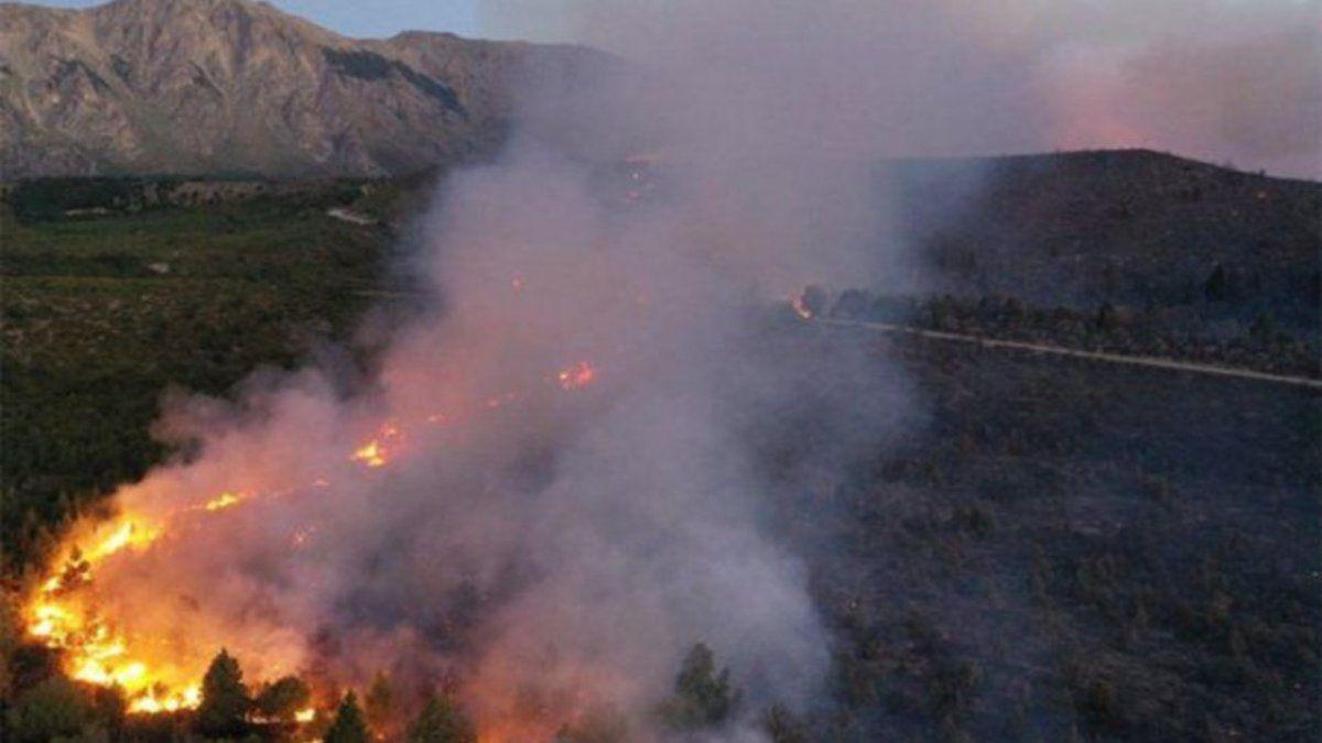 Lo que ocurre en El Bolsoacuten preocupa y estremece- impresionante incendio forestal en la zona