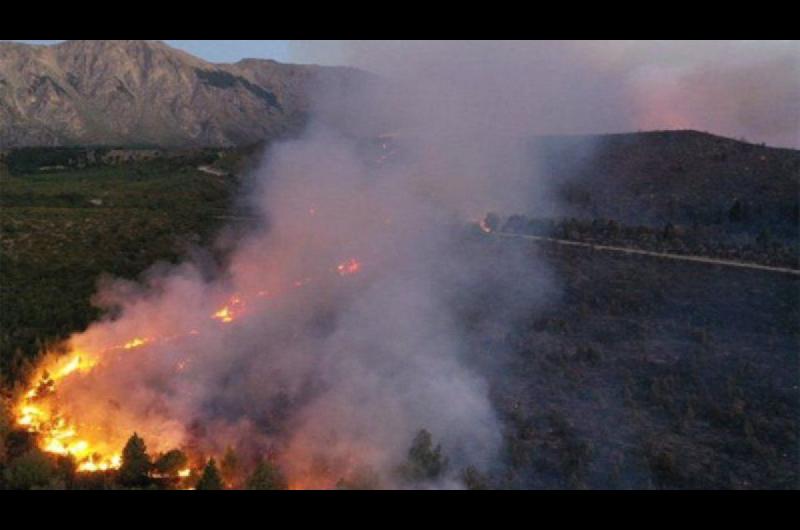 Lo que ocurre en El Bolsoacuten preocupa y estremece- impresionante incendio forestal en la zona