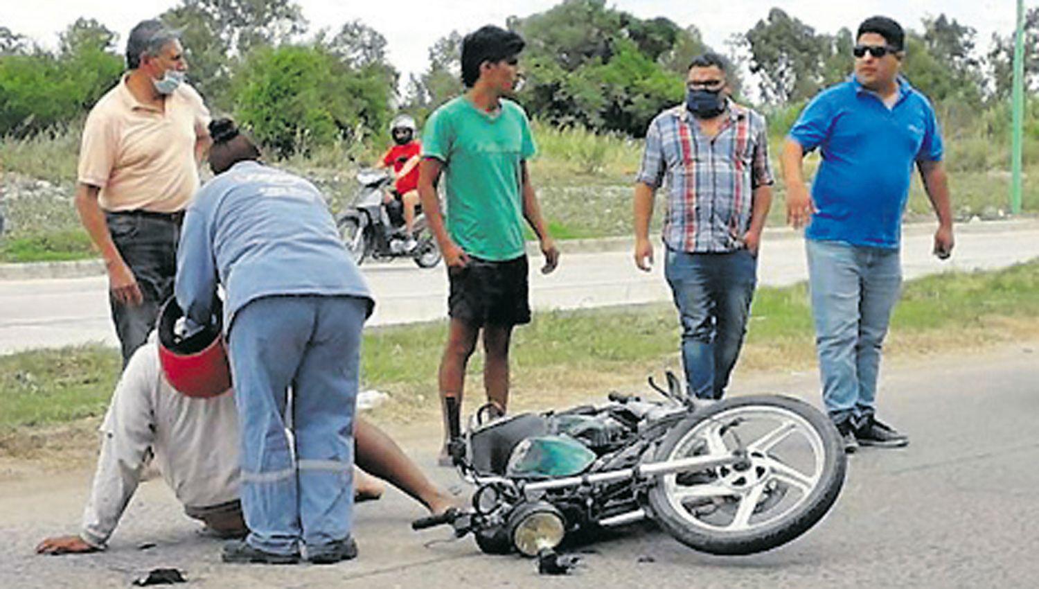 Motociclista fue hospitalizado tras chocar de atraacutes contra una camioneta