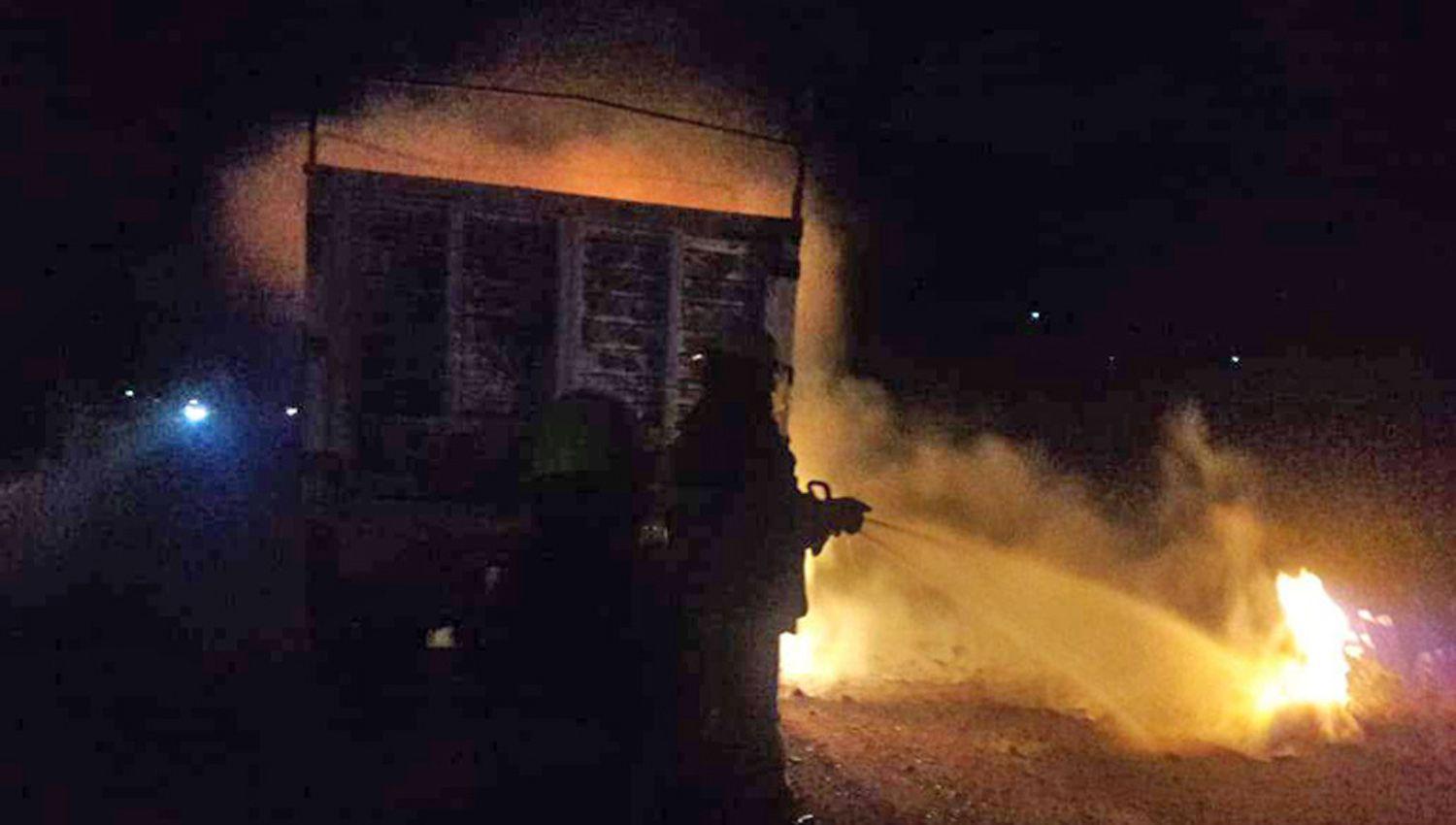 Voraz incendio de un camioacuten con productos quiacutemicos en la ruta 34