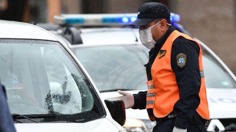 Un policiacutea amenazoacute con su reglamentaria a otro oficial durante un operativo de control en Colonia Dora