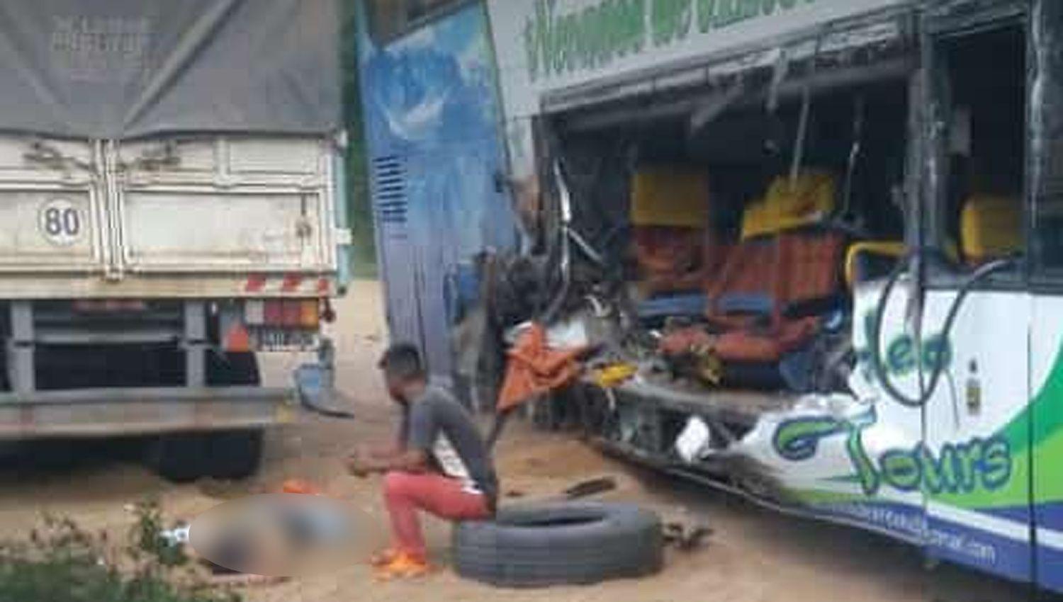 VIDEO  Miraacute el escalofriante momento en que el camioacuten pierde el control e impacta contra el colectivo
