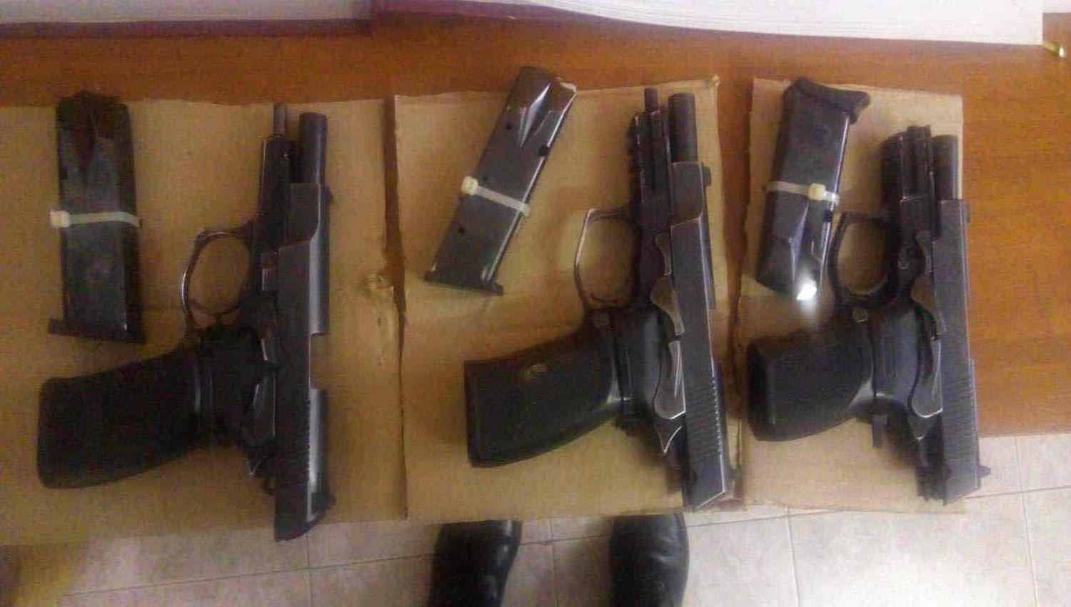 Por orden de la Justicia les incautaron las armas reglamentarias
que los hermanos tenían en su poder