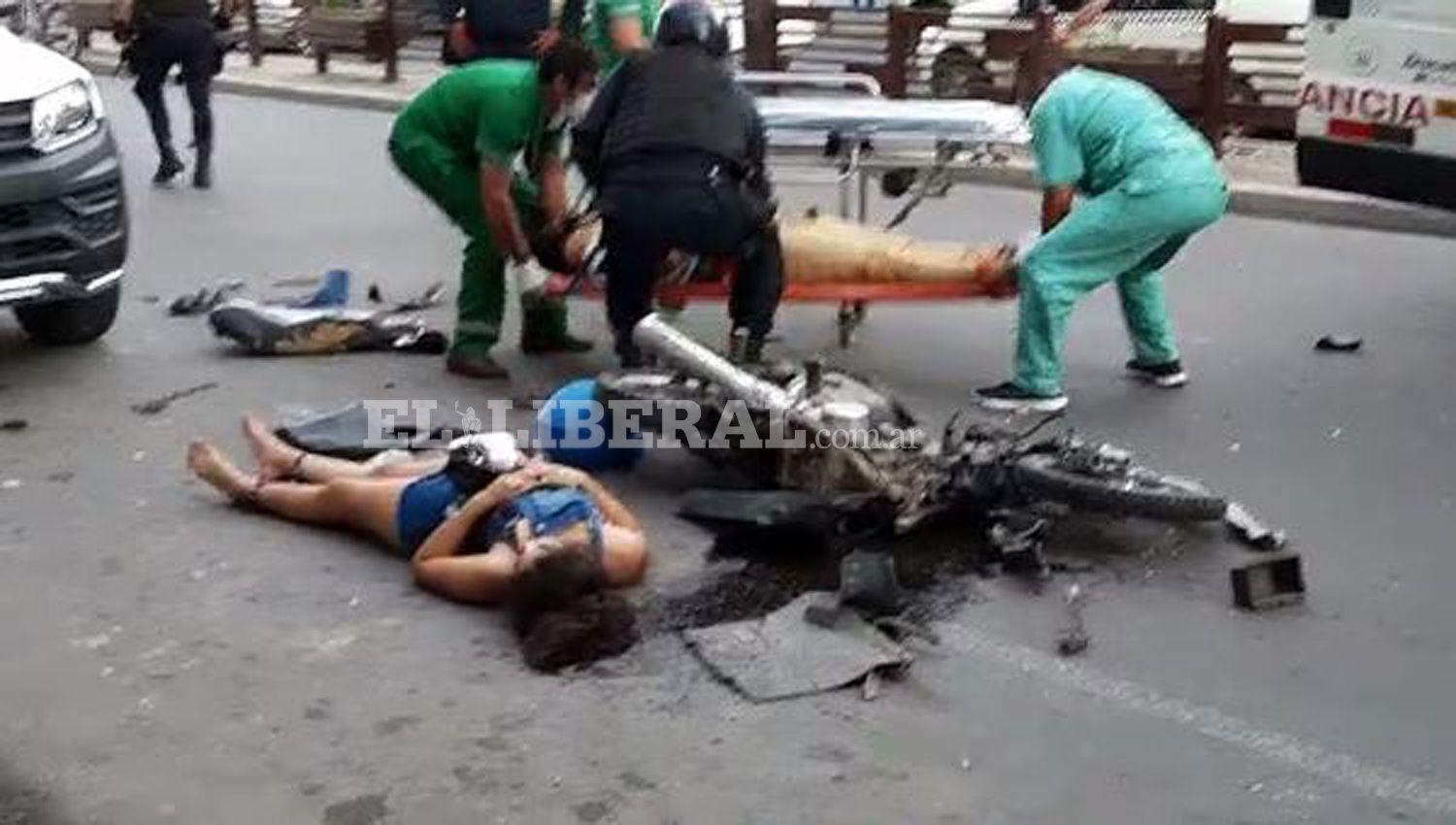 VIDEO  Un motociclista murioacute y una adolescente sufrioacute graves heridas tras chocar contra un camioacuten en plena Avenida Belgrano