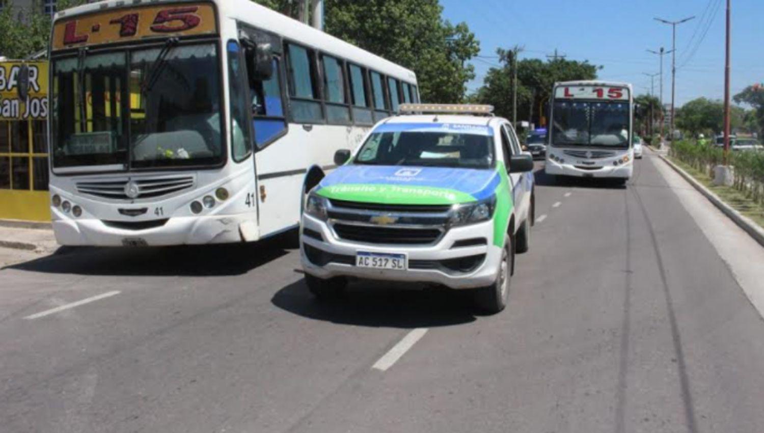 Traacutensito de la Municipalidad retuvo colectivos que no cumpliacutean con el protocolo de Covid-19