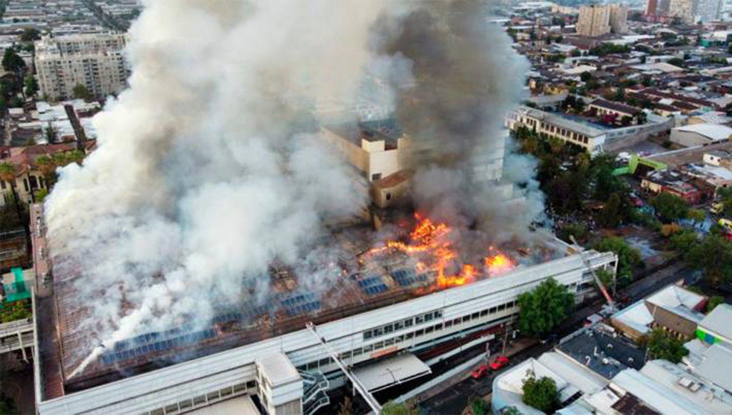 Paacutenico y evacuacioacuten en uno de los hospitales maacutes grandes de Chile por un voraz incendio