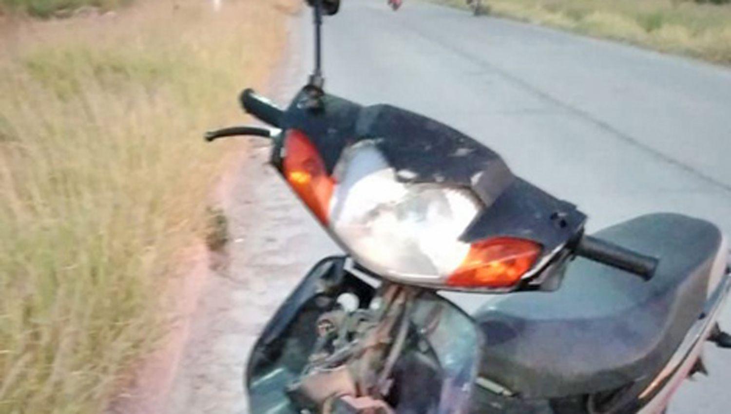 Intentoacute acuchillar a los policiacuteas mientras llevaba una motocicleta robada