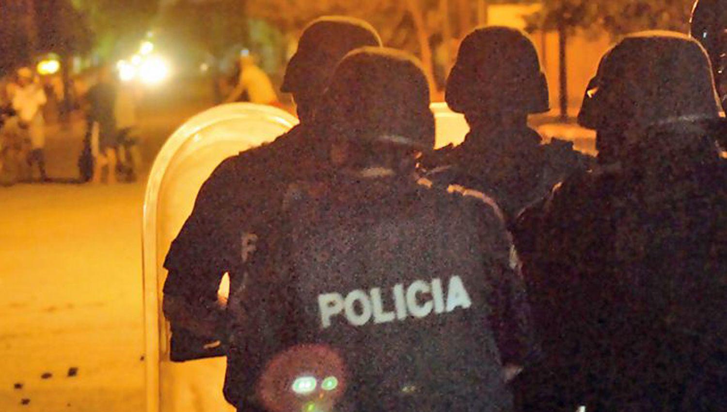 Graves incidentes en Colonia Dora- un policiacutea resultoacute herido y hay varios detenidos