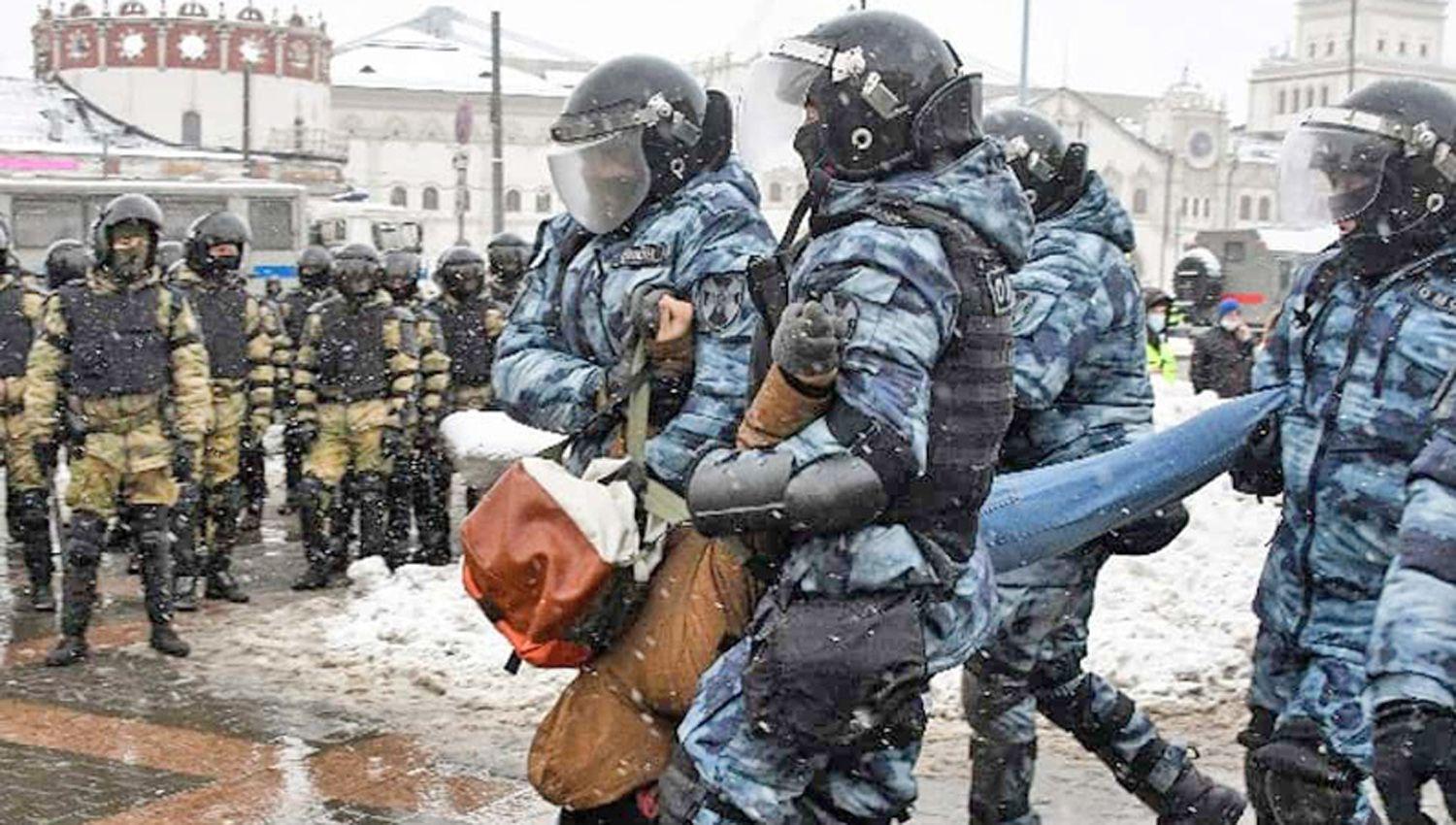 Protestas y brutal represioacuten en Rusia por detencioacuten de opositores