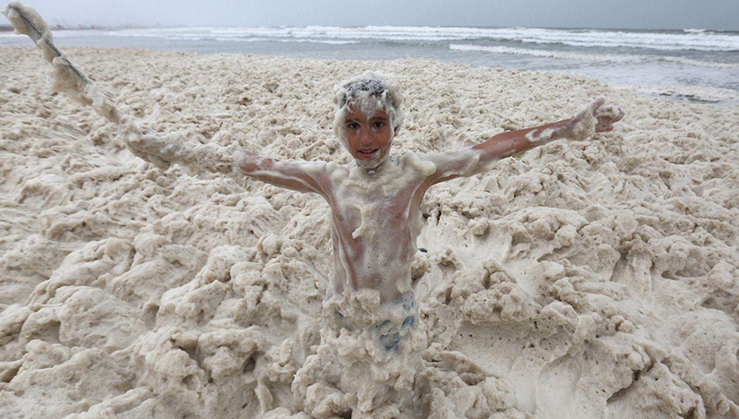 Fenoacutemeno natural en Mar del Plata- Las playas amanecieron llenas de espuma