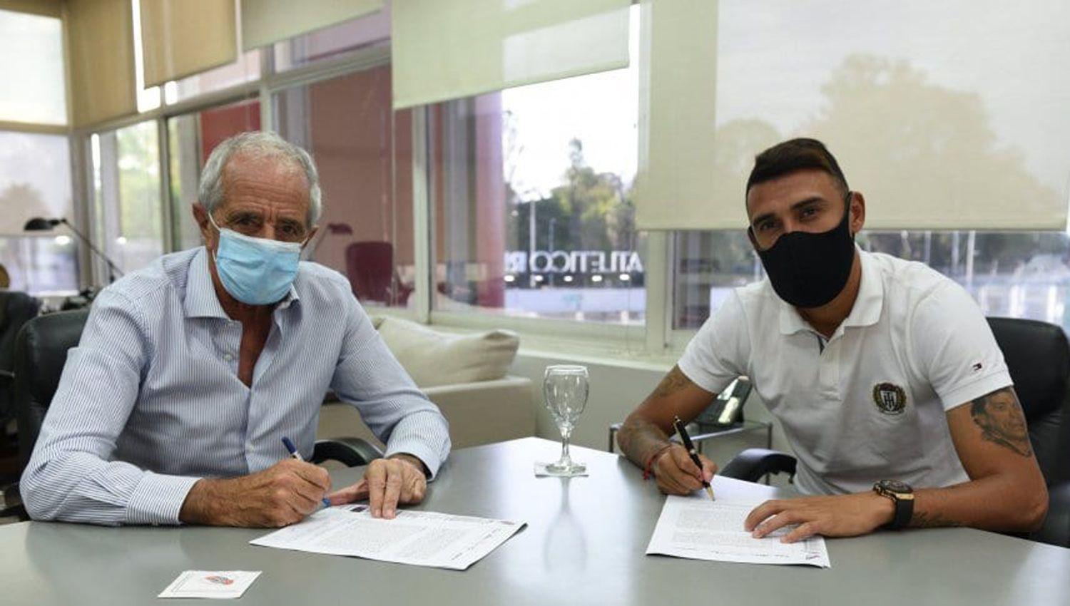 Matiacuteas Suaacuterez renovoacute su contrato con River