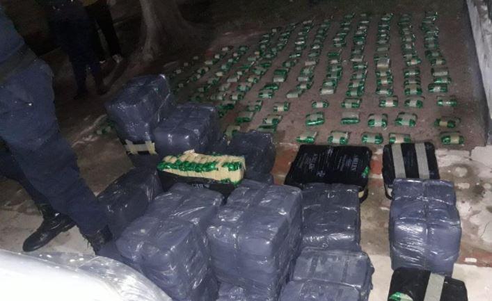 Jujentildeos fueron detenidos por trasladar casi una tonelada de hojas de coca en una camioneta que se atascoacute en el barro