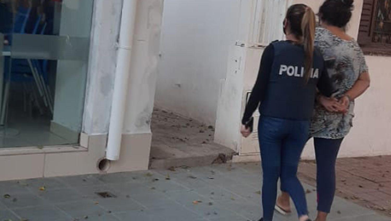 La policiacutea detuvo a una mujer que concentroacute estafas por maacutes de 150 mil pesos
