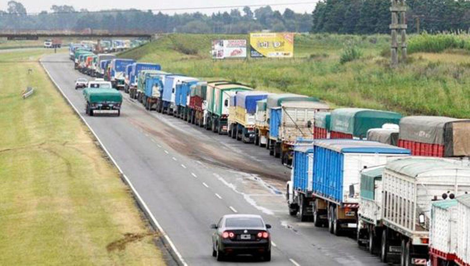 Paro de camioneros independientes- suben el flete para el transporte de granos