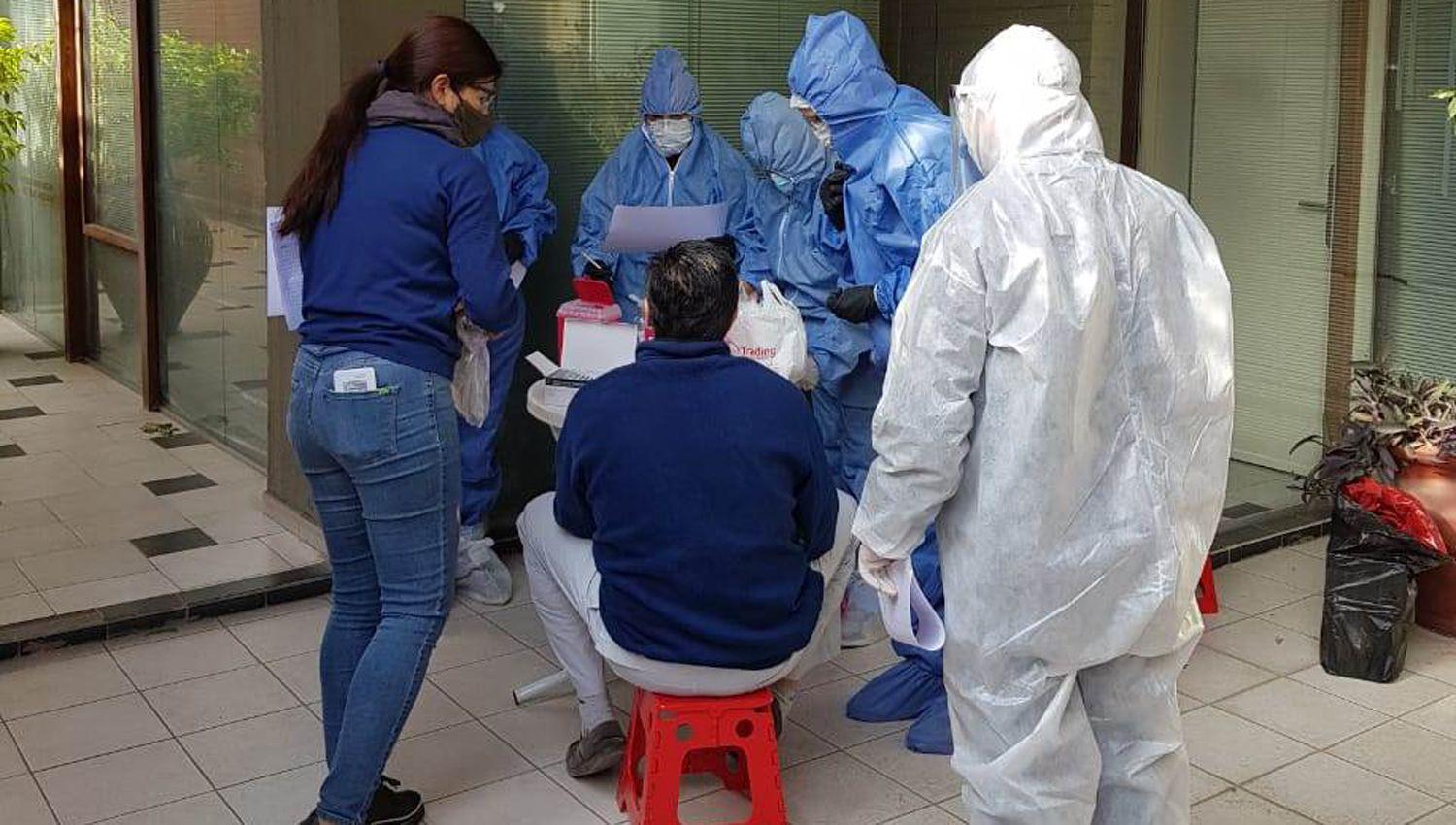 Este saacutebado 6 se notificaron 82 contagiados de coronavirus en Santiago
