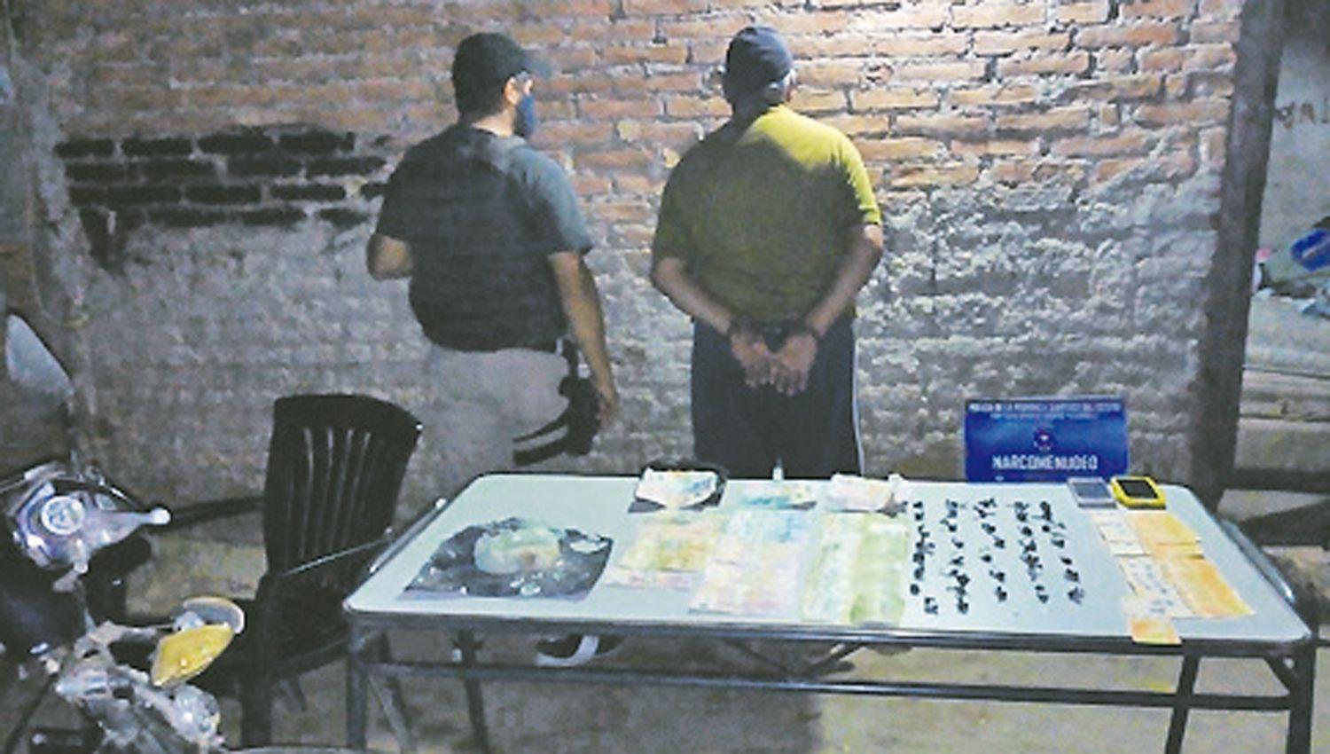 Un operativo terminoacute con dos detenidos secuestros de cocaiacutena marihuana y maacutes de 50000 de la venta por los narcoacuteticos