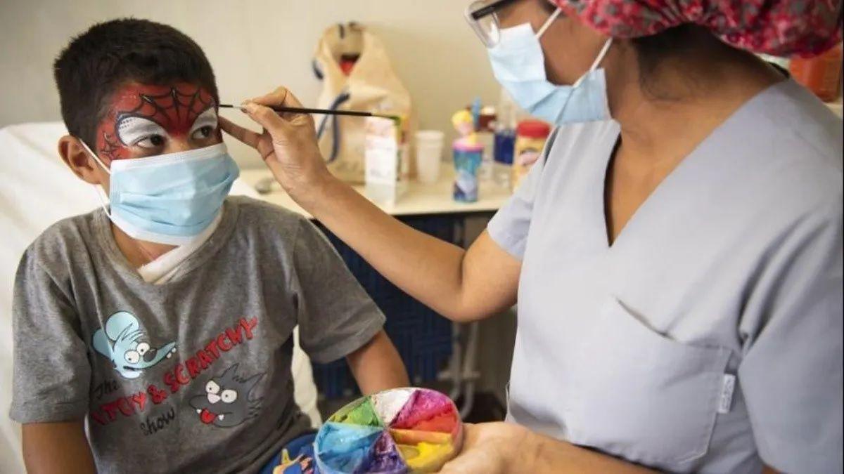 Enfermeras del Garrahan maquillan a nintildeos con quemaduras graves para estimular su recuperacioacuten
