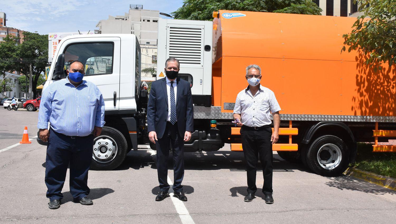 El jefe de Gabinete entregoacute camiones a las municipalidades de Beltraacuten y de Antildeatuya