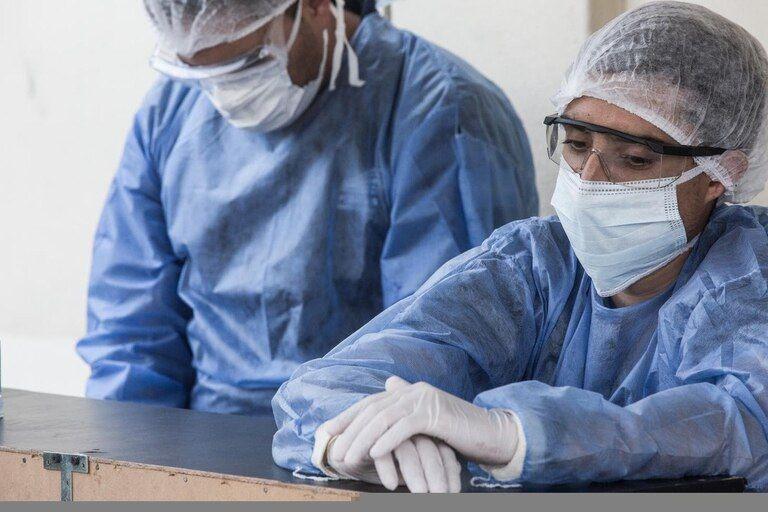 Un fallecimiento y 49 casos nuevos de coronavirus este lunes 8 en Santiago