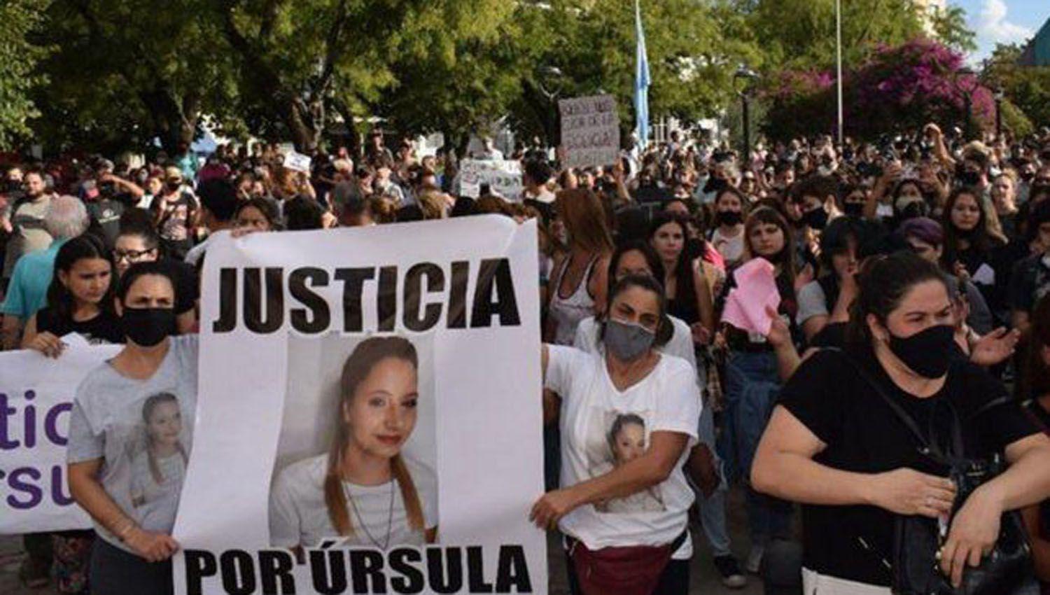 Realizaron una nueva marcha para pedir justicia por Uacutersula y hoy brindaraacuten los resultados de la autopsia