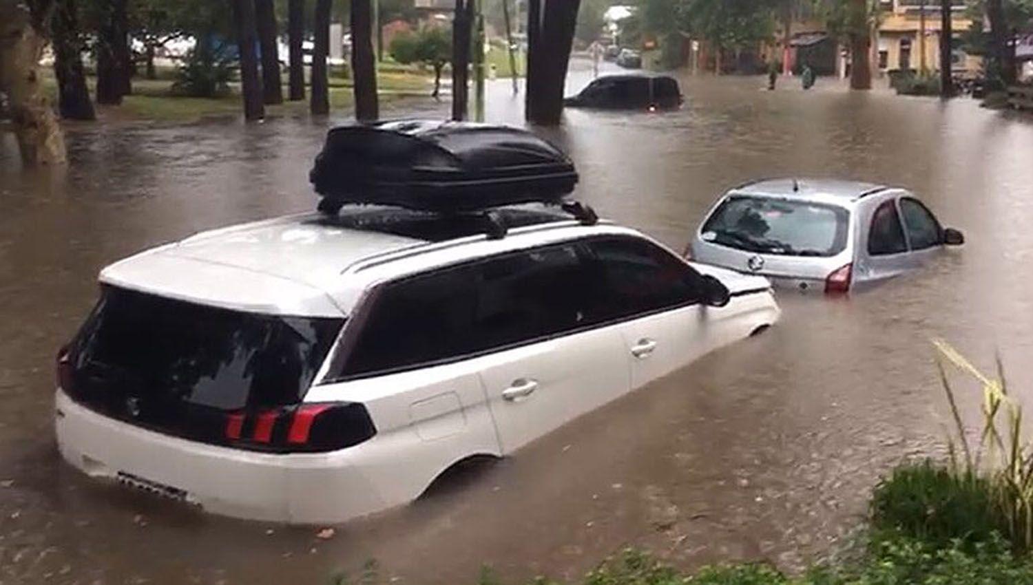 VIDEO  Fuerte temporal en Pinamar- Calles anegadas autos bajo el agua y evacuados