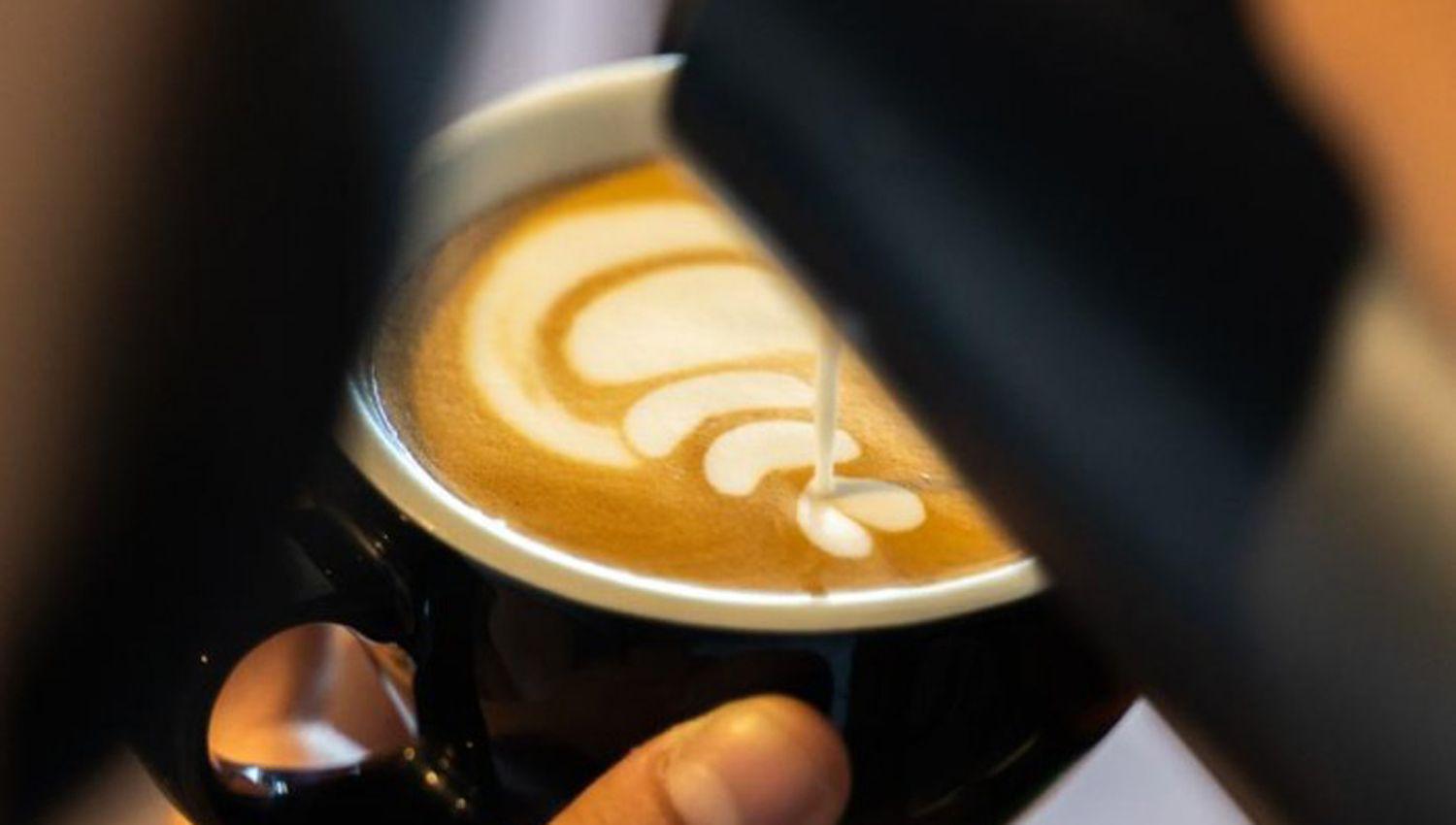 Despueacutes de 10 antildeos de estudio revelan cuaacutentas tazas de cafeacute al diacutea son buenas para el corazoacuten