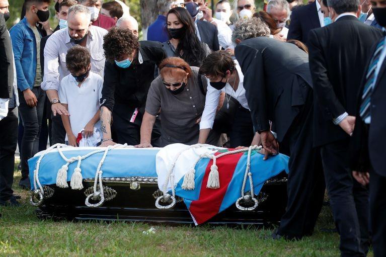 Inhumaron a Carlos Menem en una ceremonia realizada con el ritual islaacutemico
