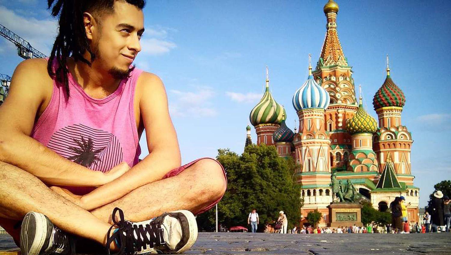 Maxi Ojeda muacutesico santafesino forjoacute ldquoMundo Bombordquo en el patio del ldquoIndiordquo Froilaacuten Gonzaacutelez y hoy ensentildea en Rusia