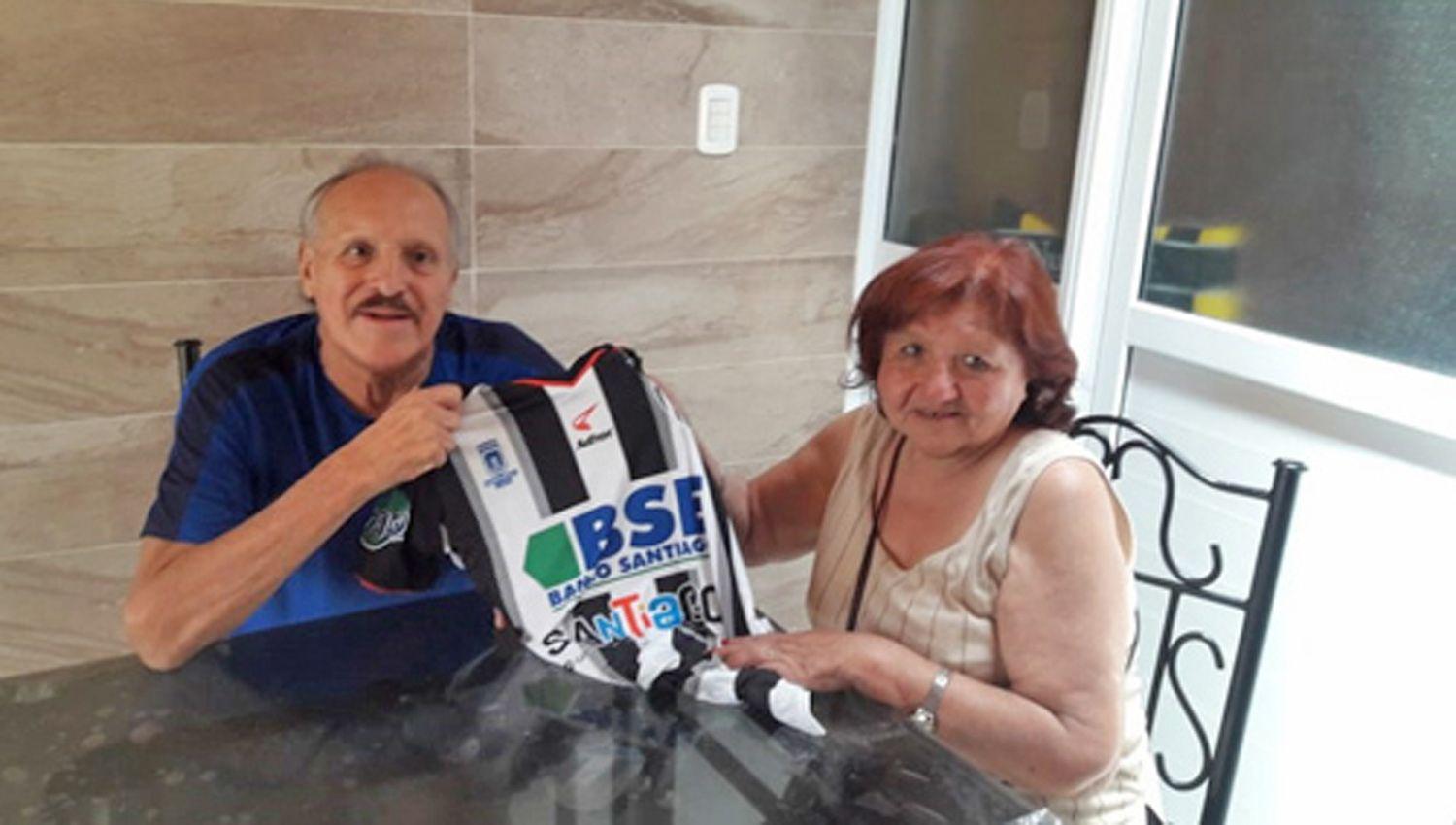 El diacutea que Luque recibioacute de regalo la camiseta de Central Coacuterdoba en la ciudad de Mendoza