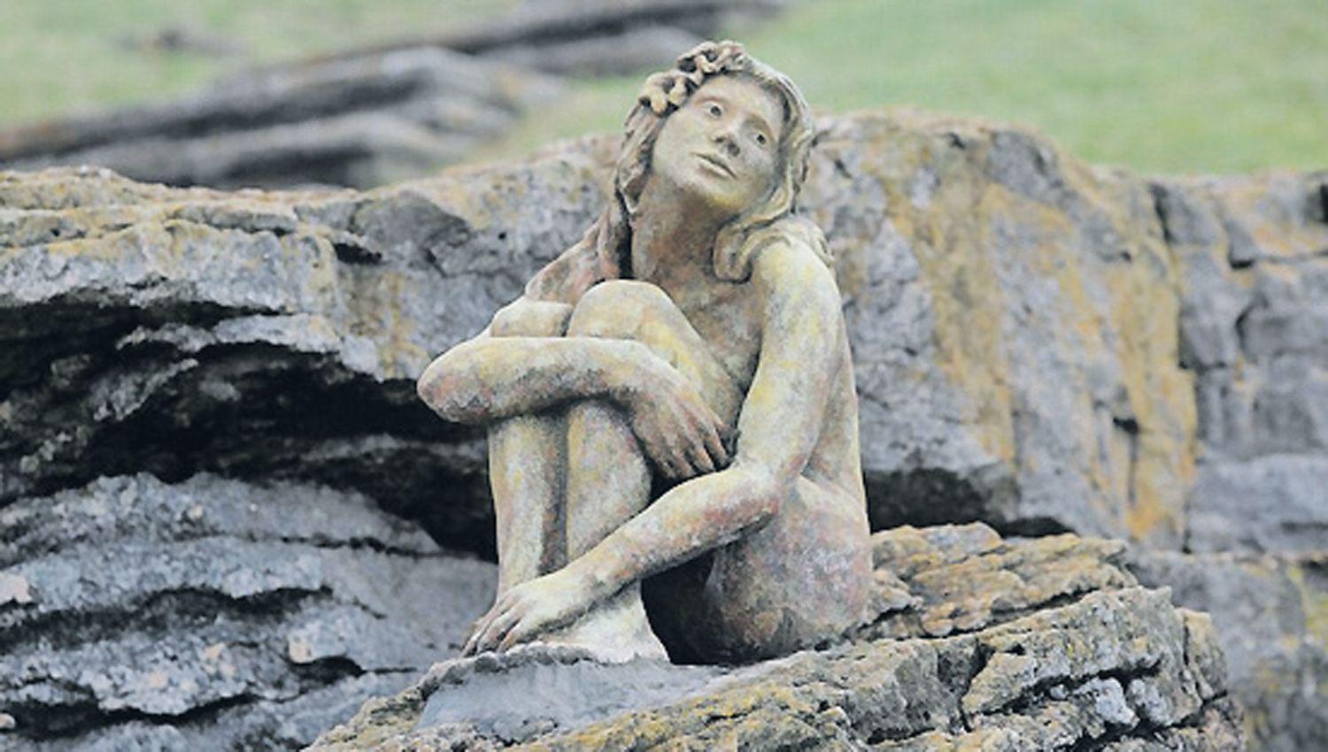 La misteriosa estatua de una mujer sentada mirando al oceacuteano sorprendioacute a todos los visitantes de Playa Chica