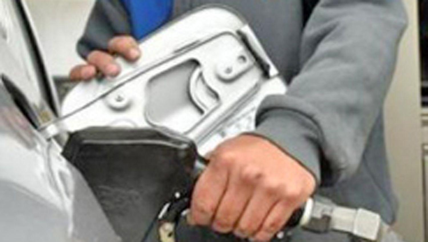 El precio del petroacuteleo se dispara y se traduciraacute en nuevas subas en los combustibles para los argentinos